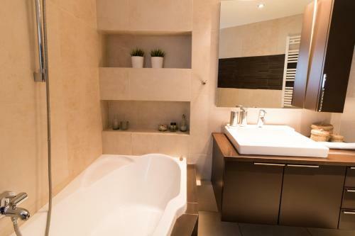 Three-bedroom Apartment With Acropolis View