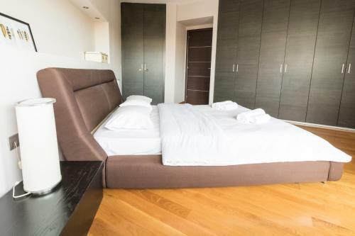 Three-bedroom Apartment With Acropolis View