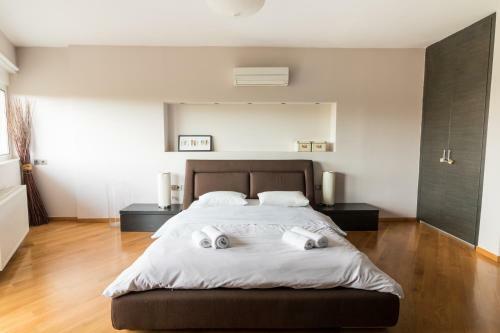 Three-bedroom Apartment With Acropolis View