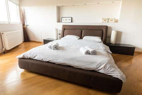 Three-bedroom Apartment With Acropolis View