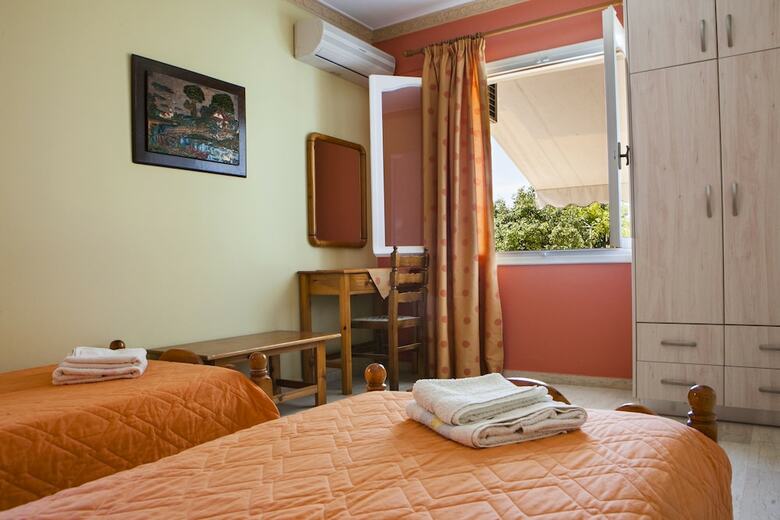 Tzivras Villa & Apartments