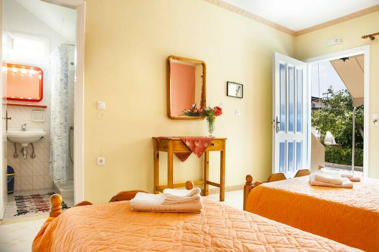 Tzivras Villa & Apartments