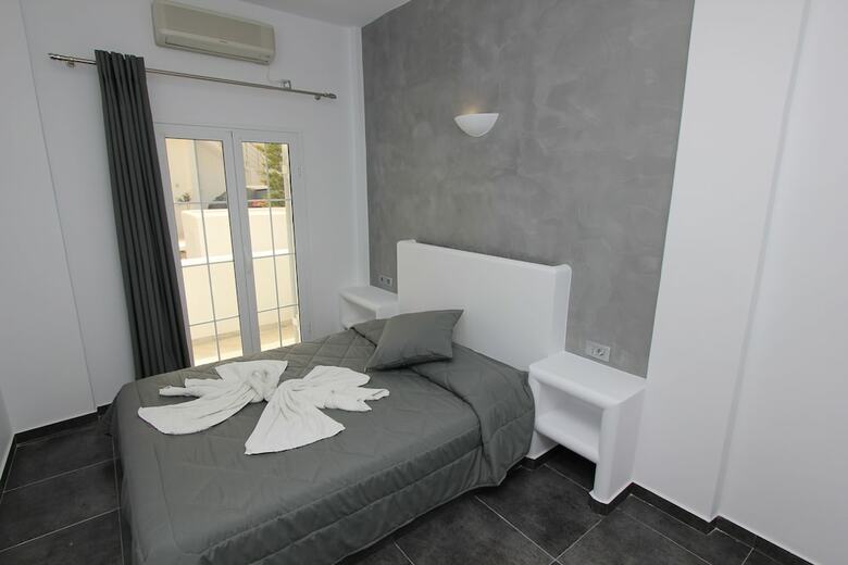 Hostal Gianna Suites