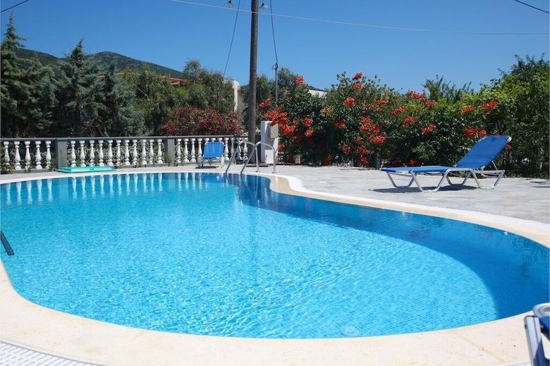 Hostal Guesthouse Christos