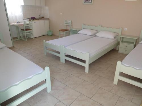 Hostal Four Seasons Rooms & Apartments