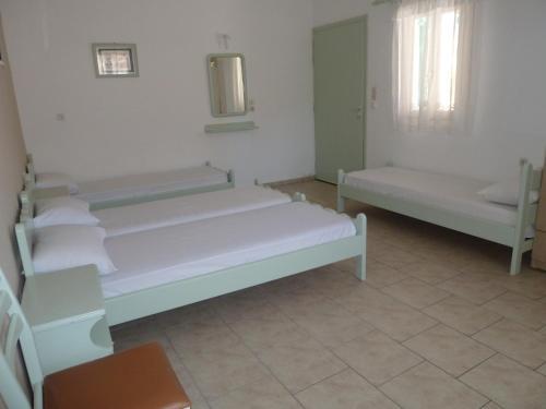Hostal Four Seasons Rooms & Apartments