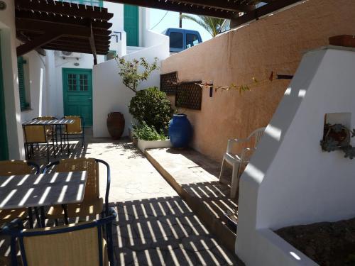Hostal Four Seasons Rooms & Apartments