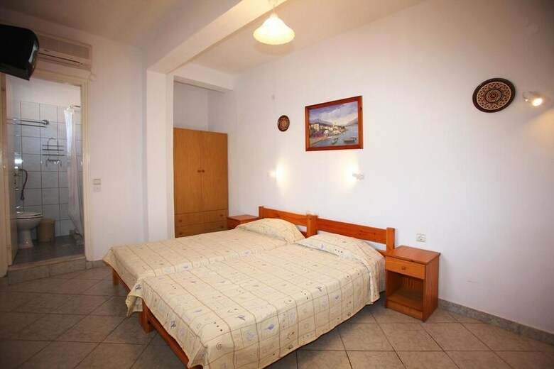 Hostal Alexandros Rooms & Studios