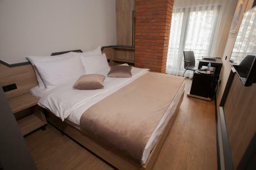 Hostal Solun's Riverside Rooms