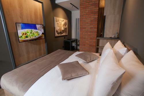 Hostal Solun's Riverside Rooms