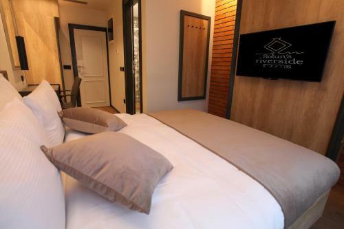 Hostal Solun's Riverside Rooms