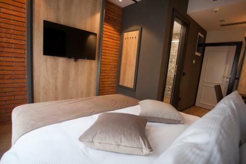 Hostal Solun's Riverside Rooms