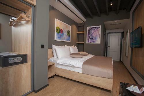 Hostal Solun's Riverside Rooms