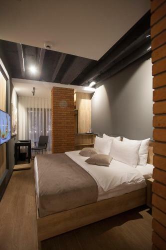 Hostal Solun's Riverside Rooms
