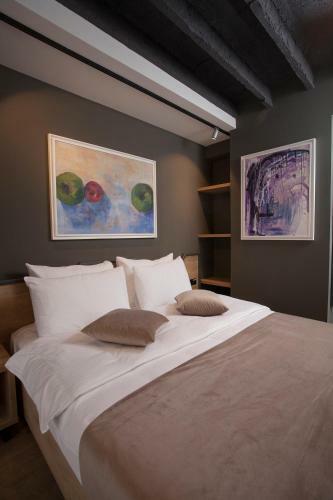 Hostal Solun's Riverside Rooms