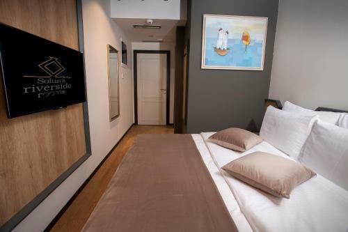 Hostal Solun's Riverside Rooms
