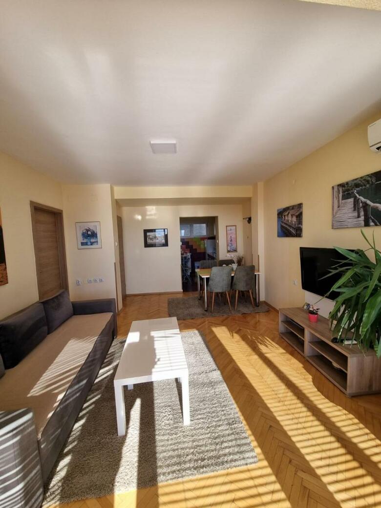 Hostal Lukanov Apartments & Guest Rooms