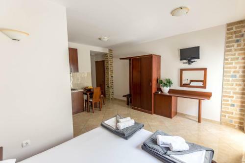 Contessa Apartments