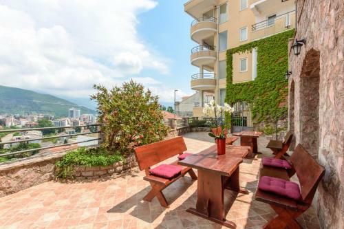 Contessa Apartments