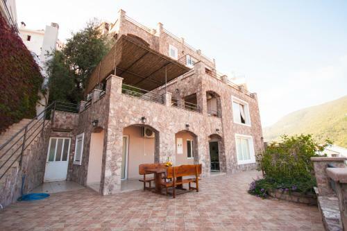 Contessa Apartments