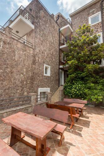 Contessa Apartments