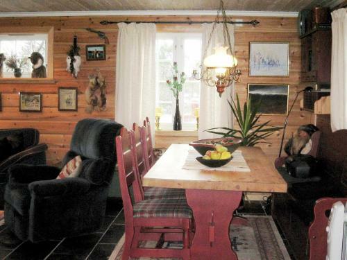 Three-bedroom Holiday Home In Hovden 1