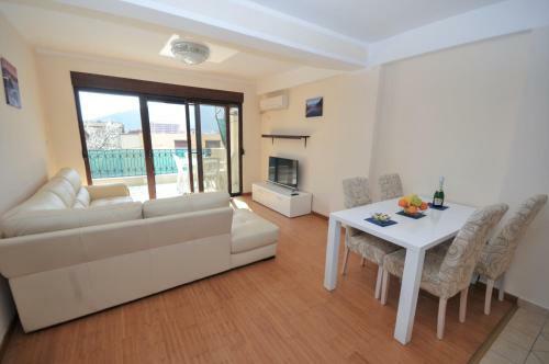 Apartments Maini