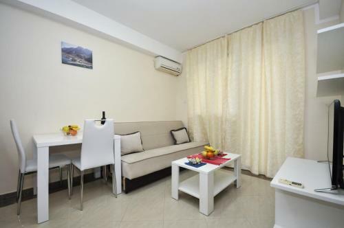 Apartments Maini