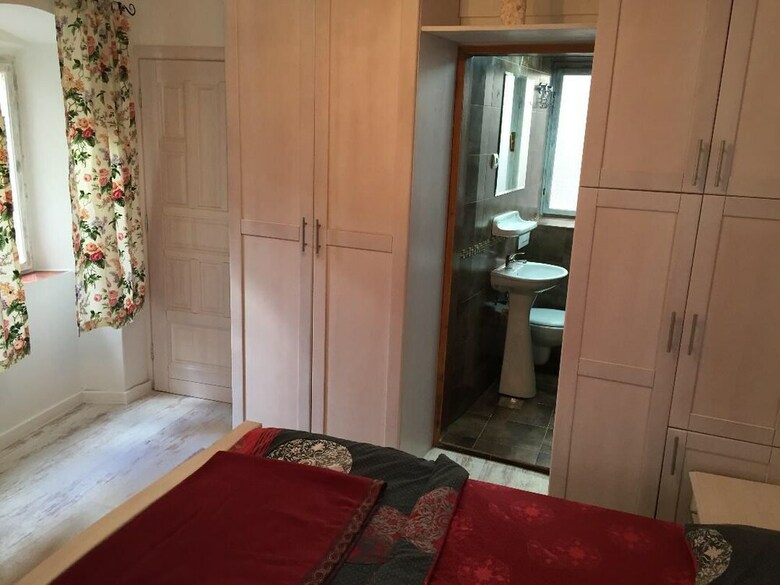 Hostal Guesthouse Athos