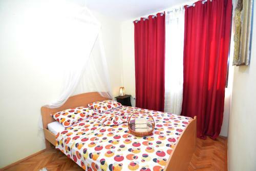 Hostal Holiday Home Cattaro