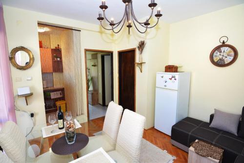 Hostal Holiday Home Cattaro