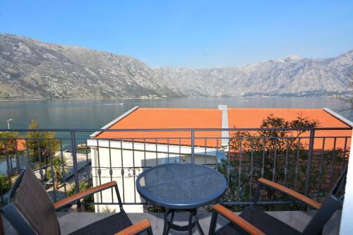 Hostal Holiday Home Cattaro