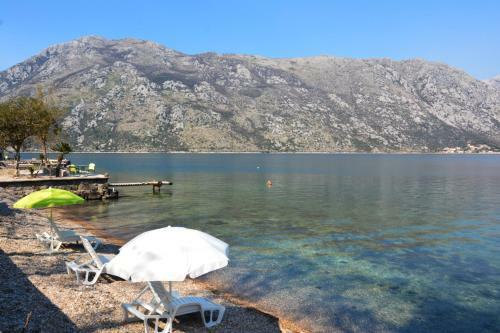 Hostal Holiday Home Cattaro