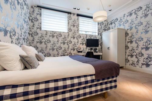 Amsterdam Canal Hotel