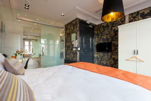Amsterdam Canal Hotel
