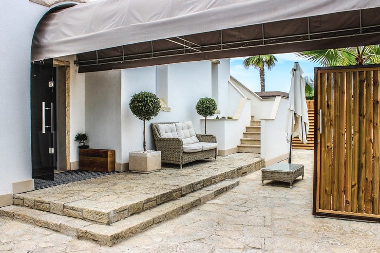 Hostal Luxury Beach Guest House