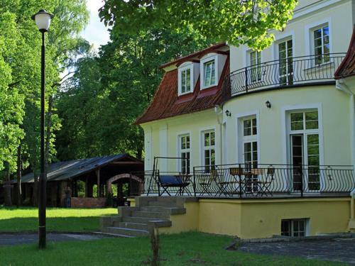 Hotel Ksi??ycowy Dworek