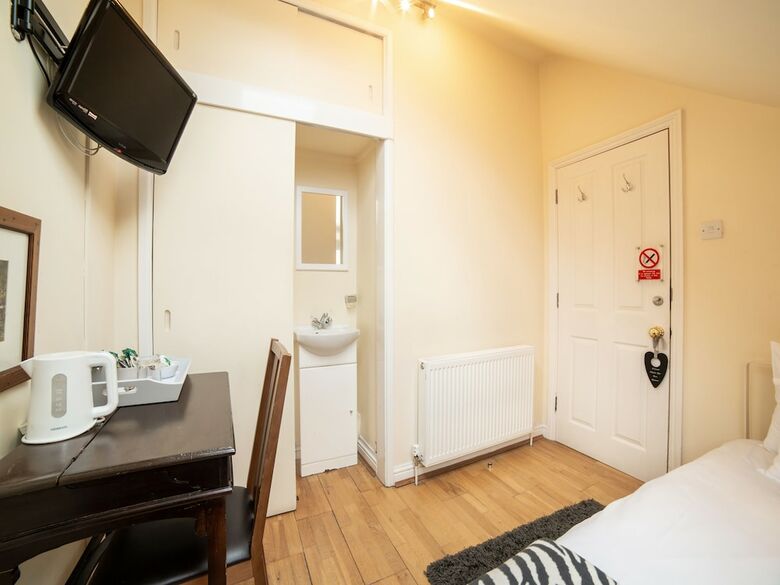 Hostal Lina Guest House