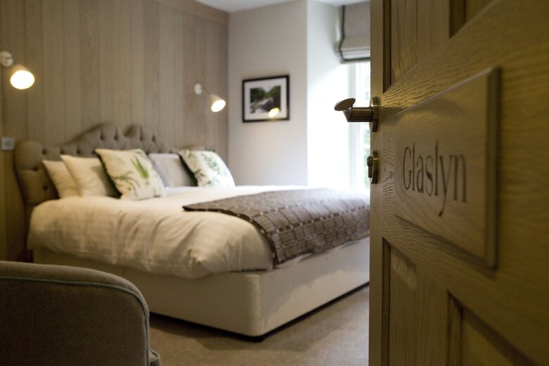 Hotel Saracens Head