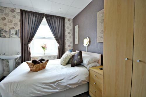Hostal The Derby Hotel