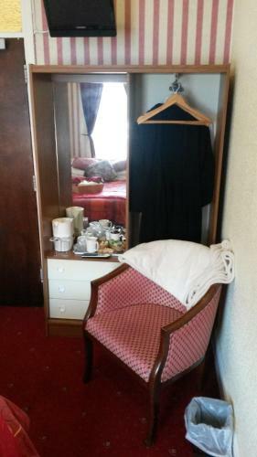 Hostal The Derby Hotel