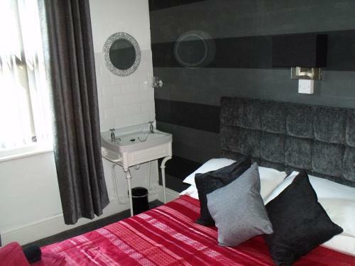 Hostal The Derby Hotel