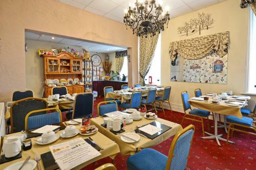 Hostal The Derby Hotel