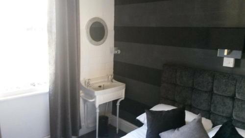 Hostal The Derby Hotel