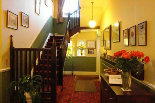 Hostal Midway Guest House