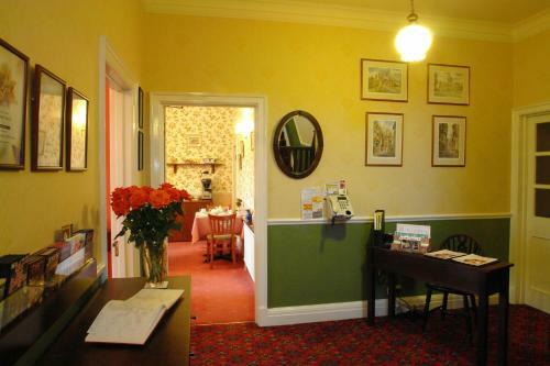 Hostal Midway Guest House