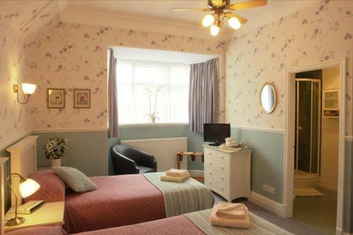 Hostal Midway Guest House