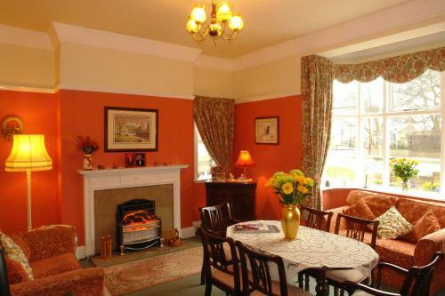 Hostal Midway Guest House