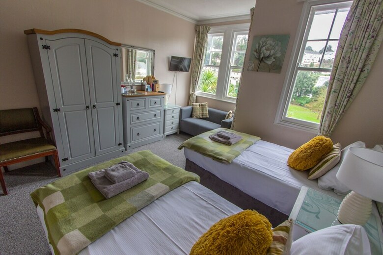 Hostal Harbour Heights Guest House