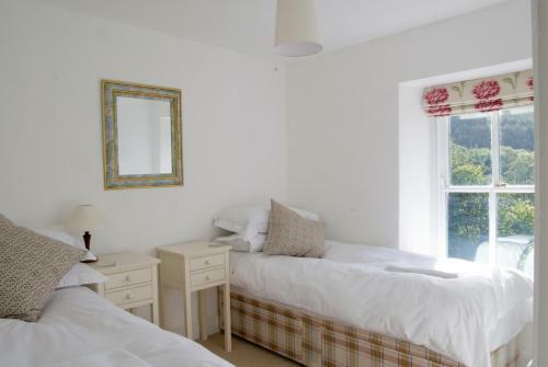 Bronfelin & Troed-y-rhiw Holiday Cottage